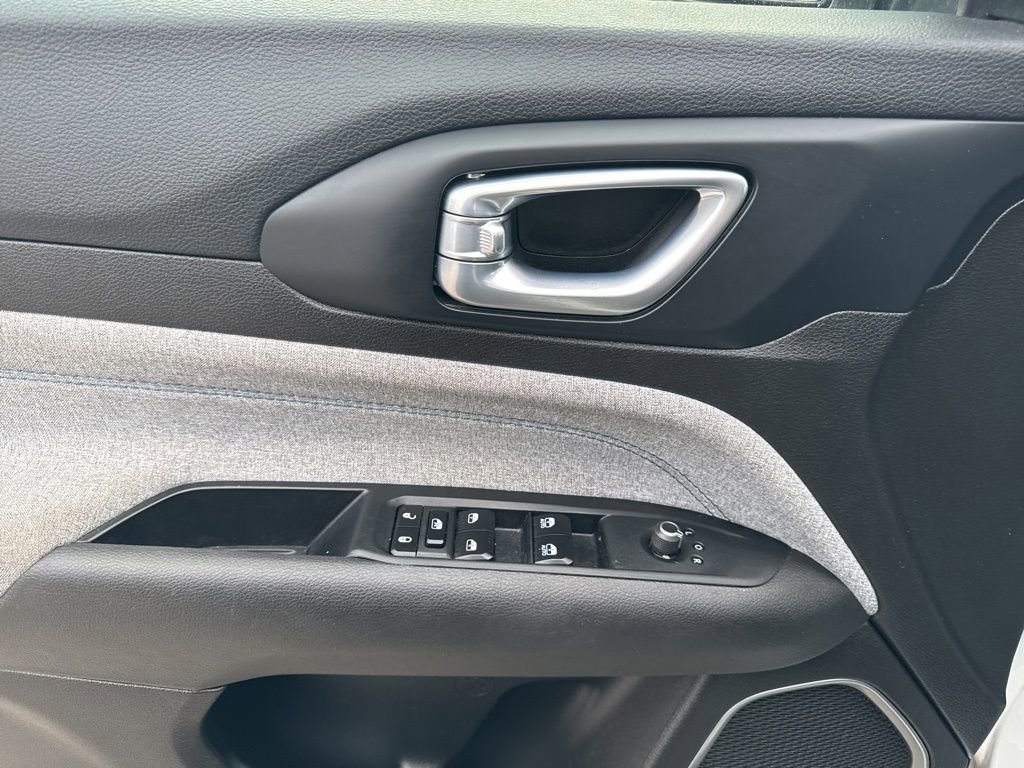 Used 2024 Jeep Compass Latitude image 11