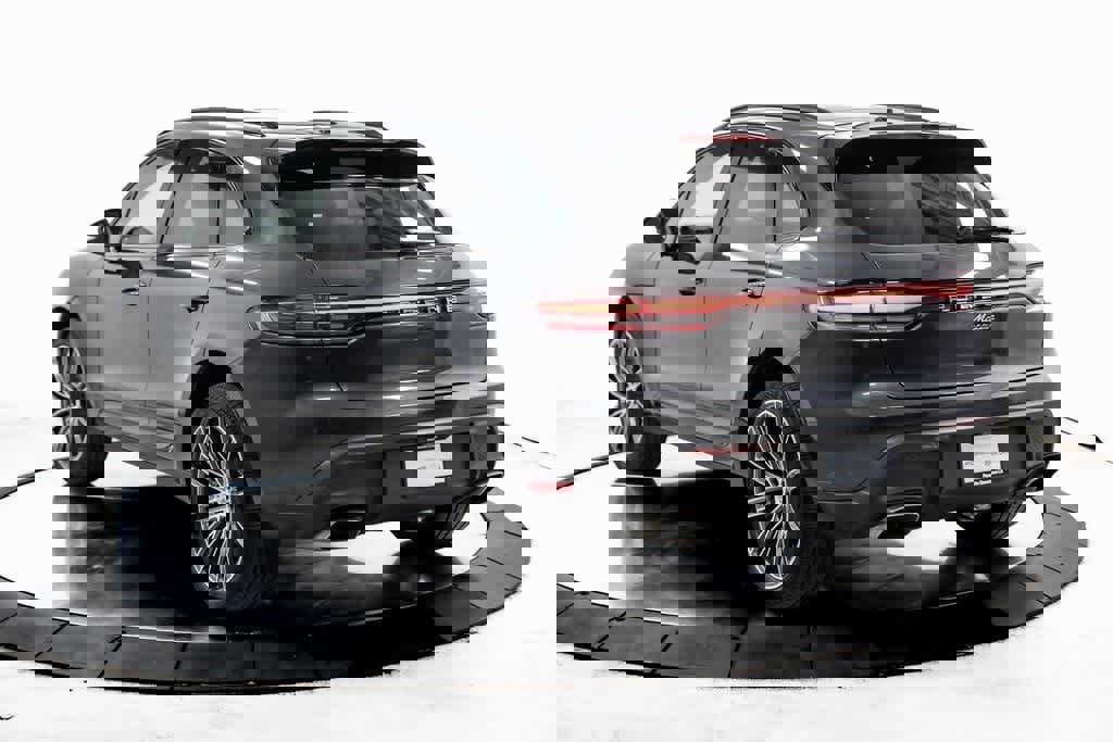 Certified 2025 Porsche Macan image 3