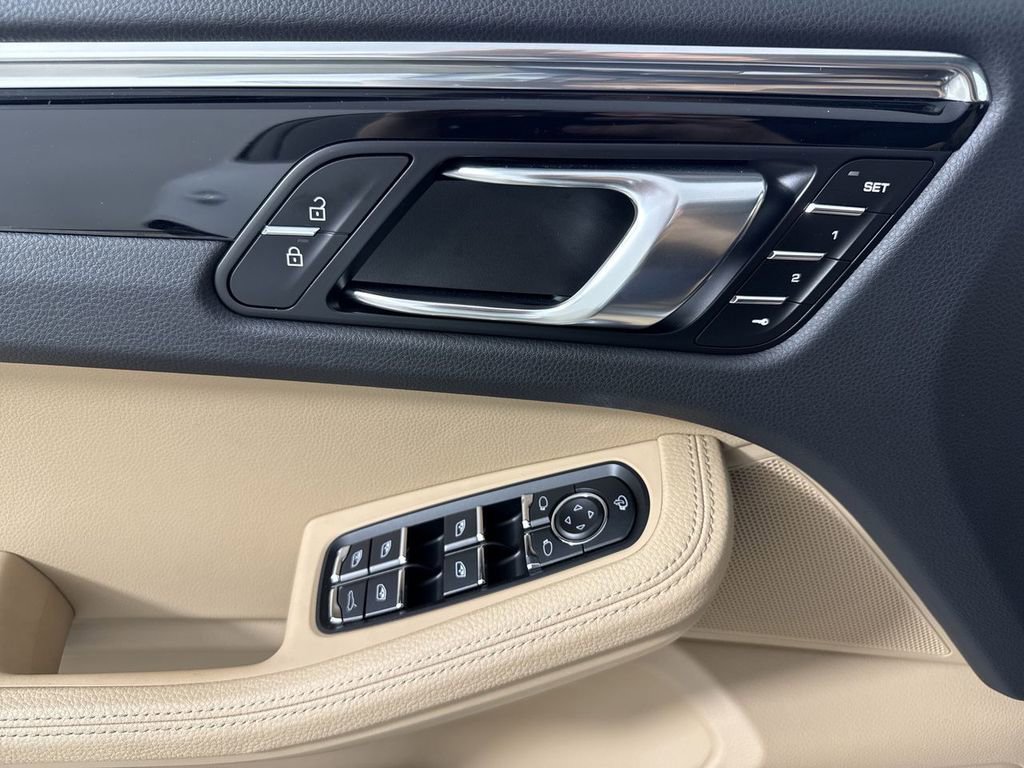 Certified 2025 Porsche Macan image 34