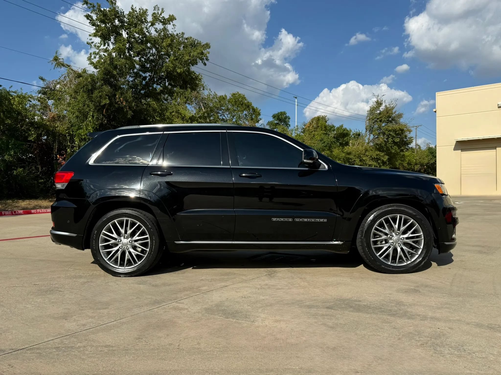 Used 2017 Jeep Grand Cherokee Summit w/ Platinum Series Group AWD/4WD image 8