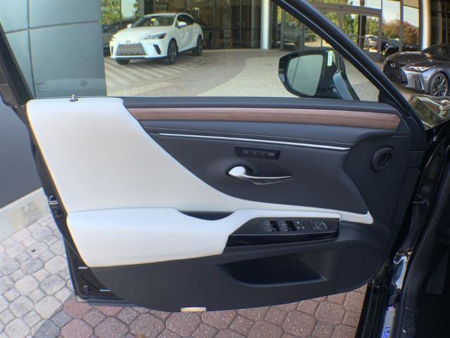 Used 2025 Lexus ES 300h w/ Premium Package image 5