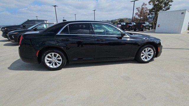 Used 2015 Chrysler 300 Limited RWD image 9