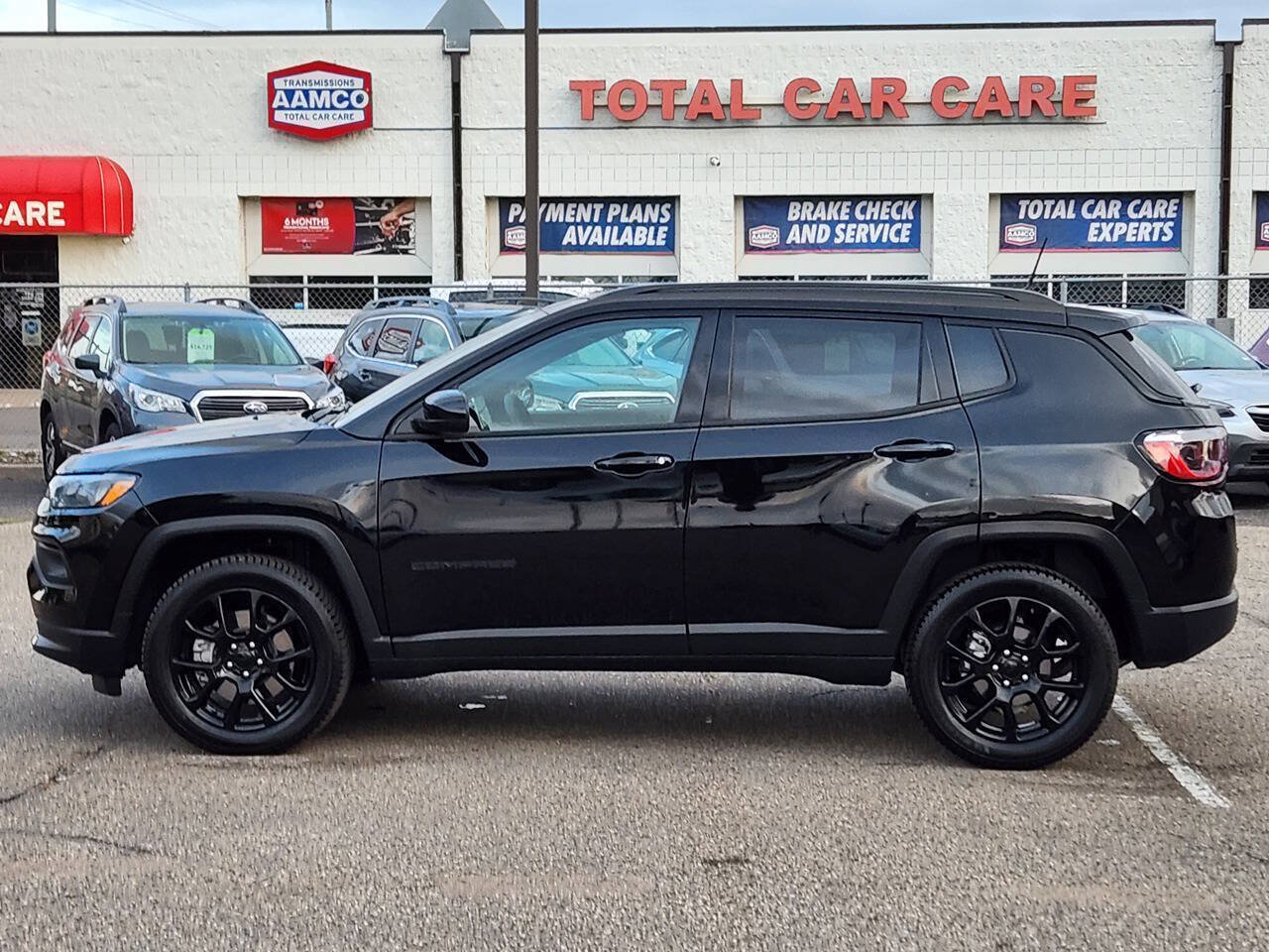 Used 2023 Jeep Compass Latitude w/ Convenience Group AWD/4WD image 2