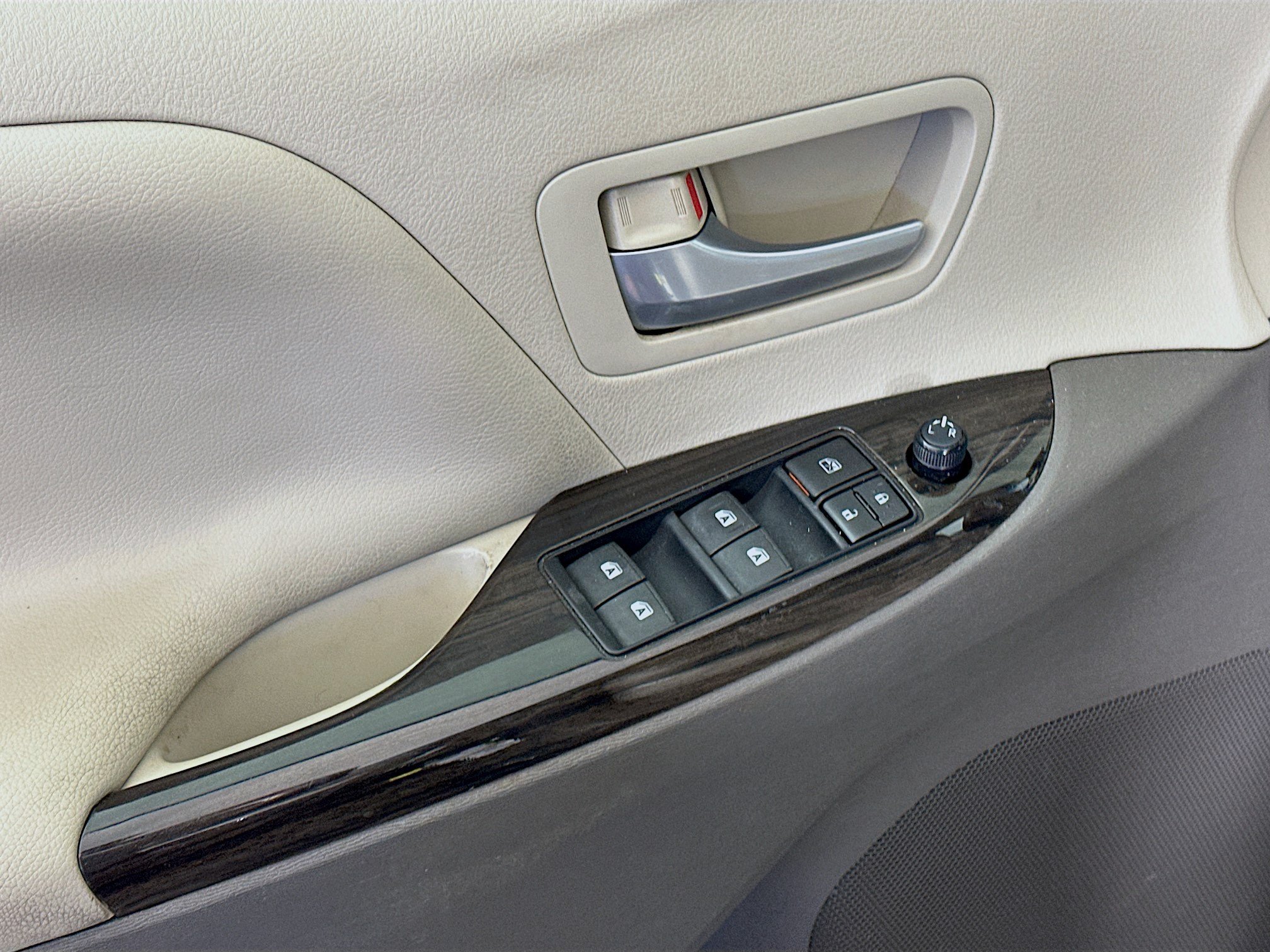 Used 2015 Toyota Sienna XLE FWD image 15