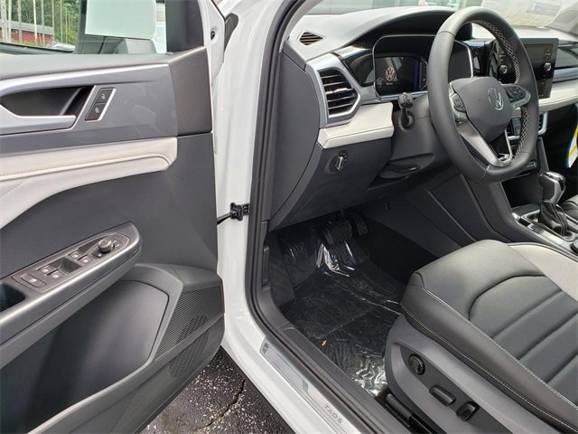 New 2025 Volkswagen Taos SEL image 6