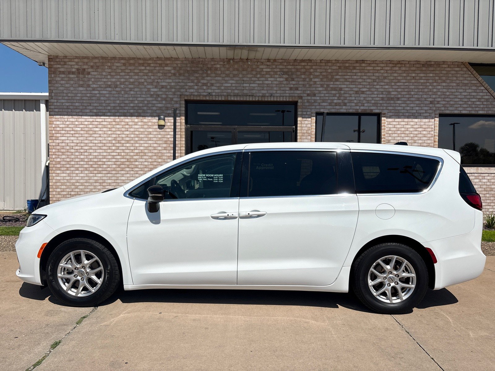 Used 2024 Chrysler Pacifica Touring-L FWD image 2