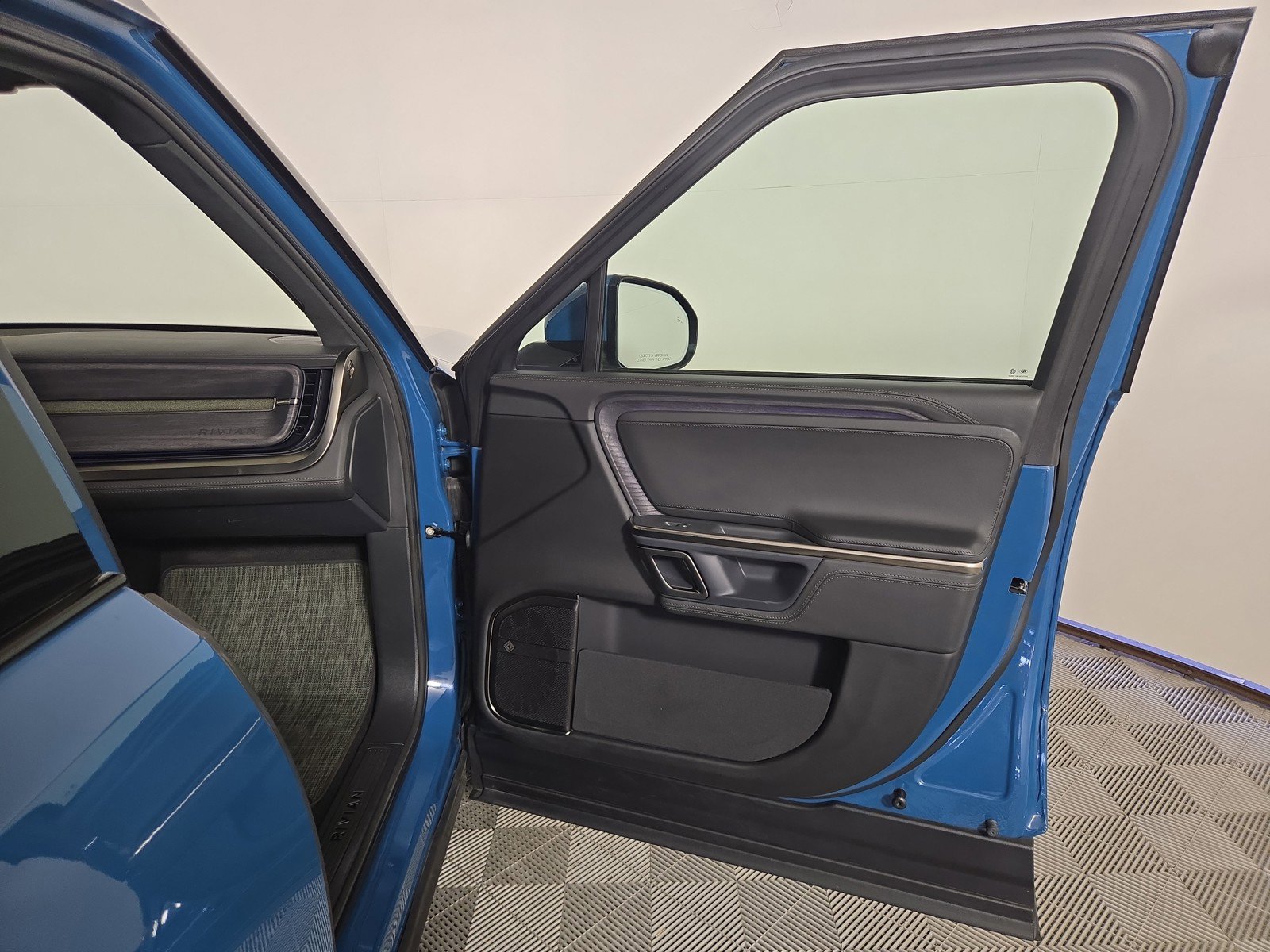 Used 2024 Rivian R1S Adventure AWD/4WD image 18