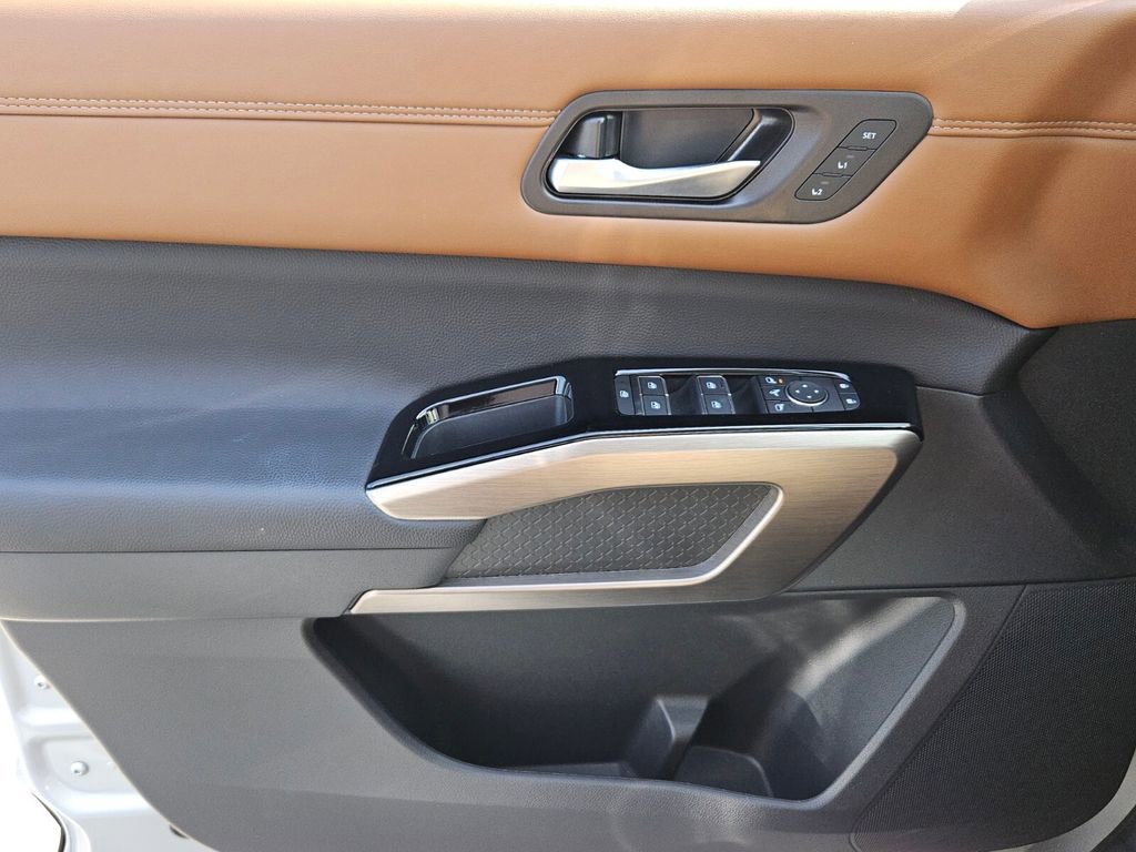 Used 2025 Nissan Pathfinder Platinum w/ Black Appearance Package image 26