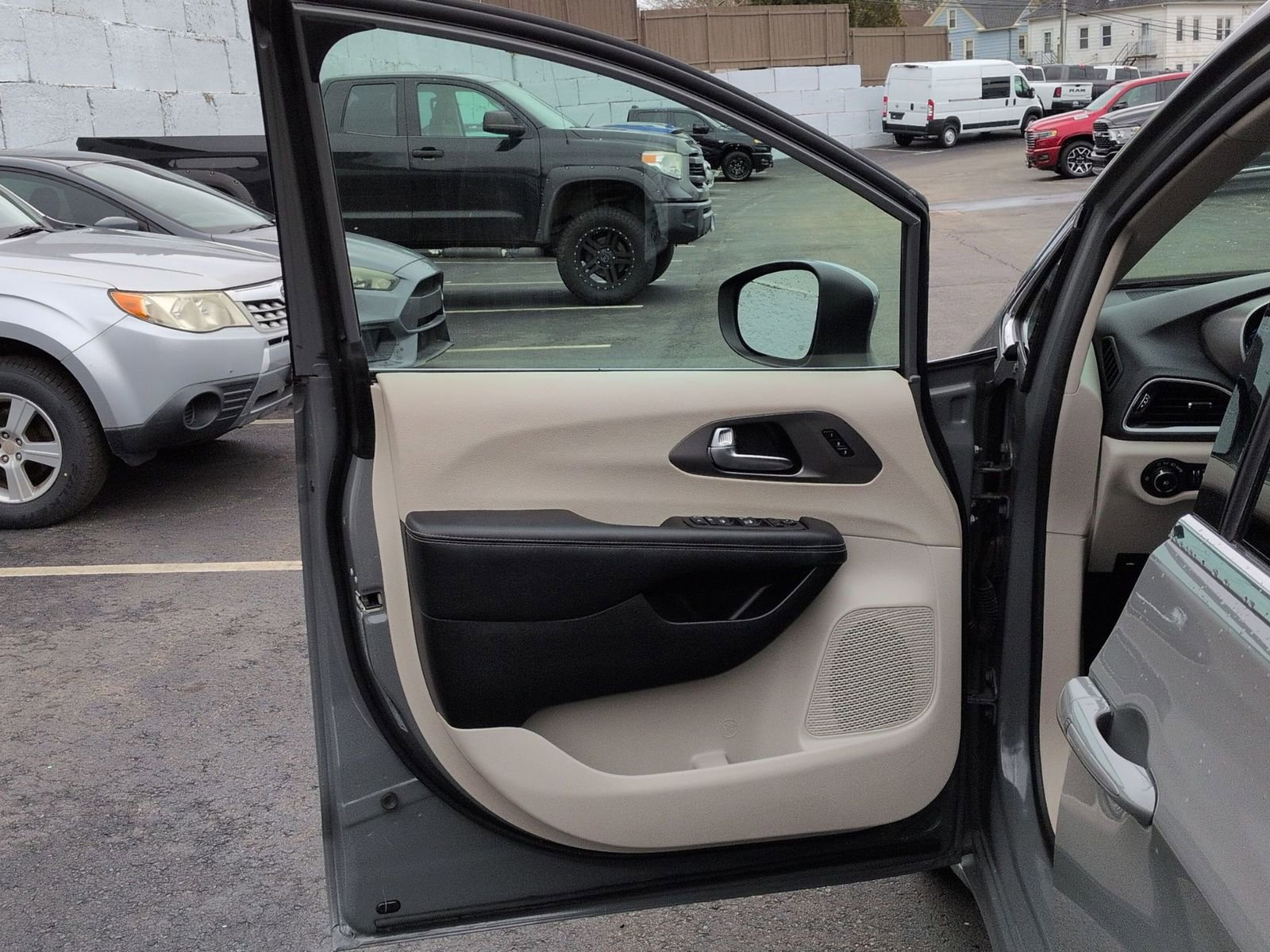 Used 2023 Chrysler Pacifica Touring-L image 7