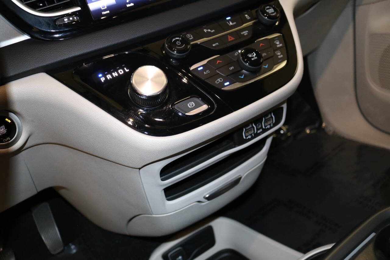 Used 2023 Chrysler Pacifica Touring-L image 81