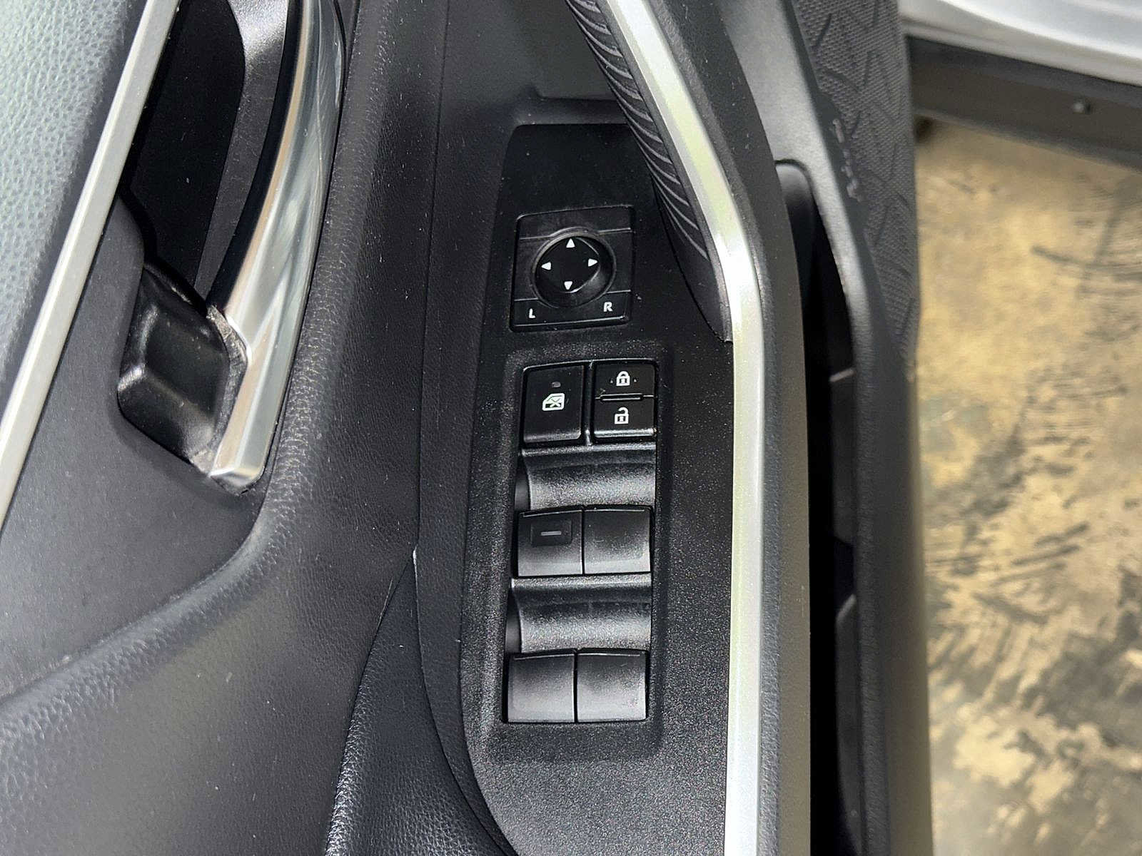 Used 2020 Toyota RAV4 XLE w/ Convenience Package AWD/4WD image 22