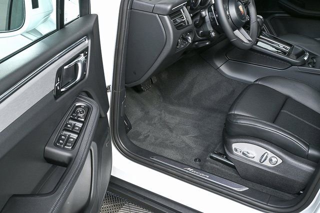 Certified 2026 Porsche Macan AWD/4WD image 8