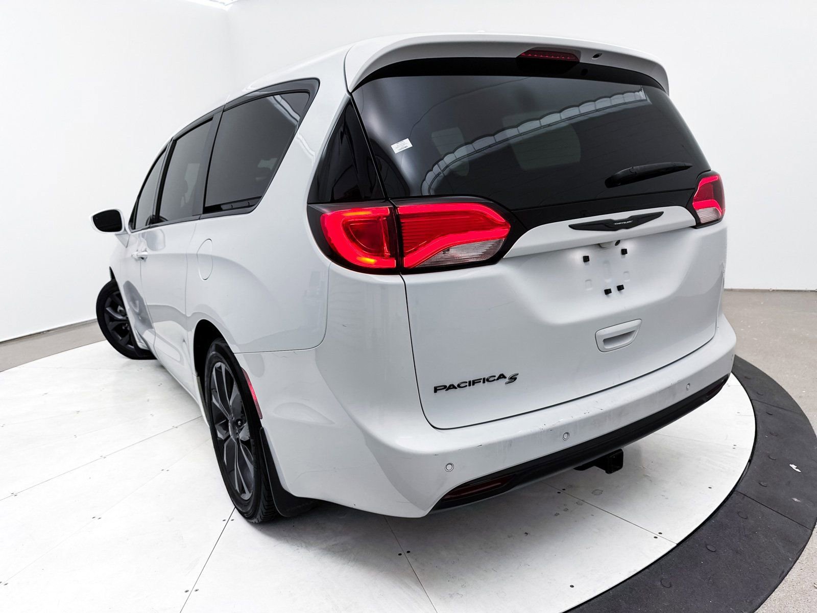 Used 2018 Chrysler Pacifica Touring Plus w/ S Appearance Package image 8