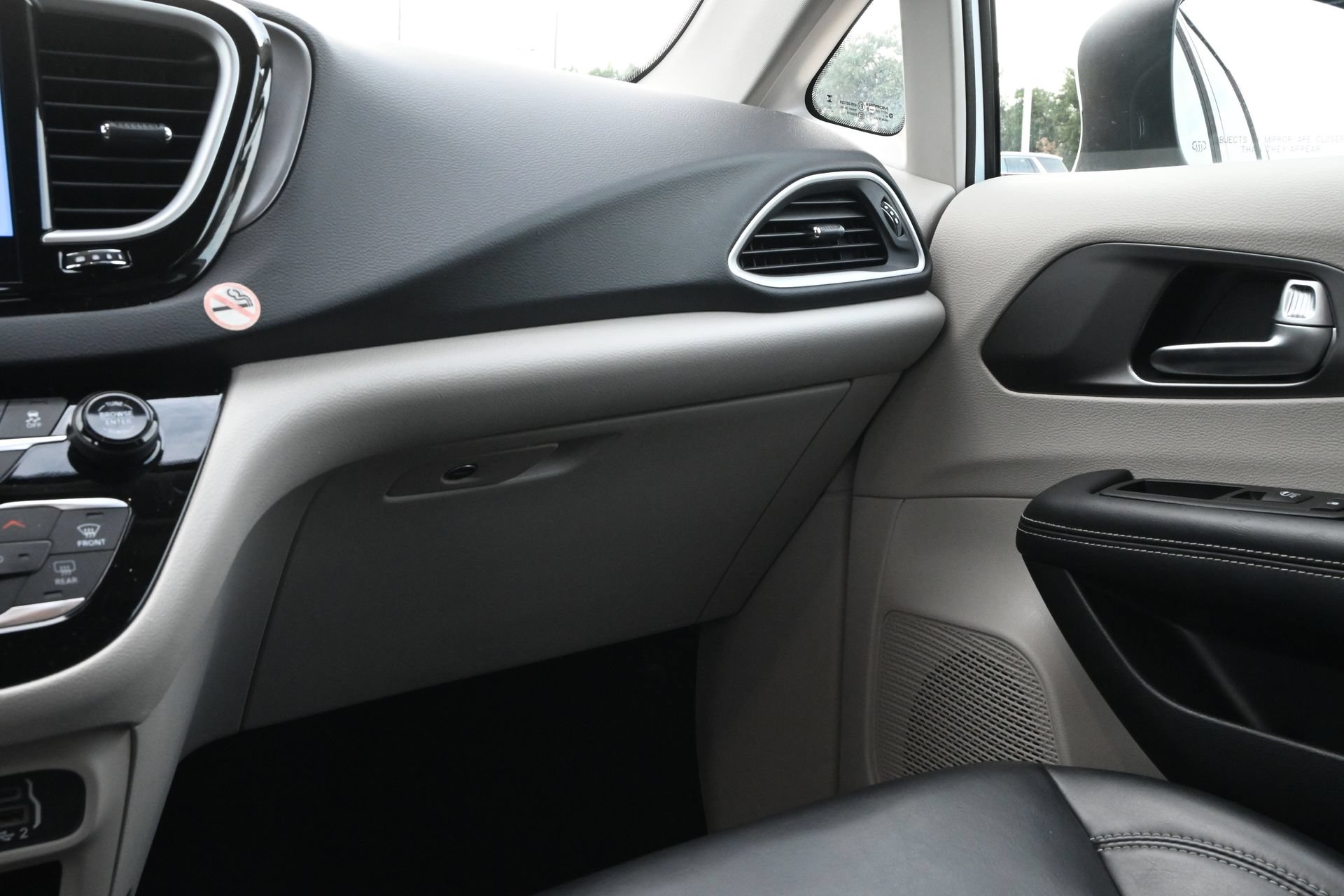 Used 2023 Chrysler Pacifica Touring-L FWD image 9