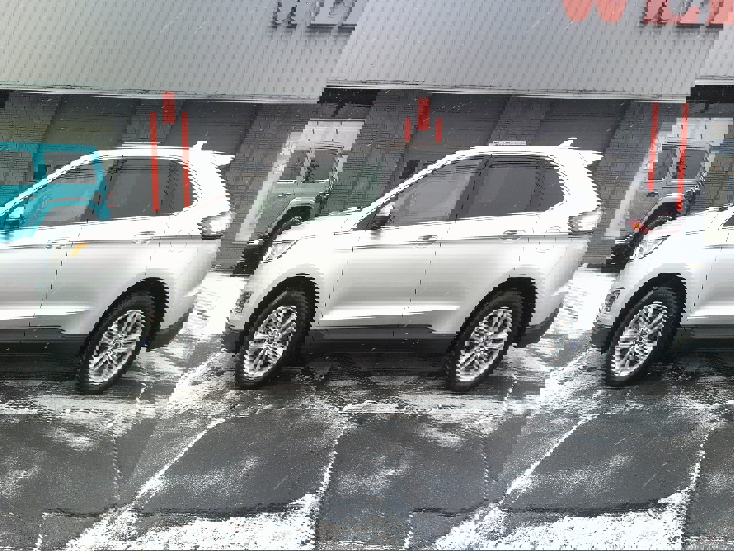 Used 2018 Ford Edge SEL w/ Equipment Group 201A image 2