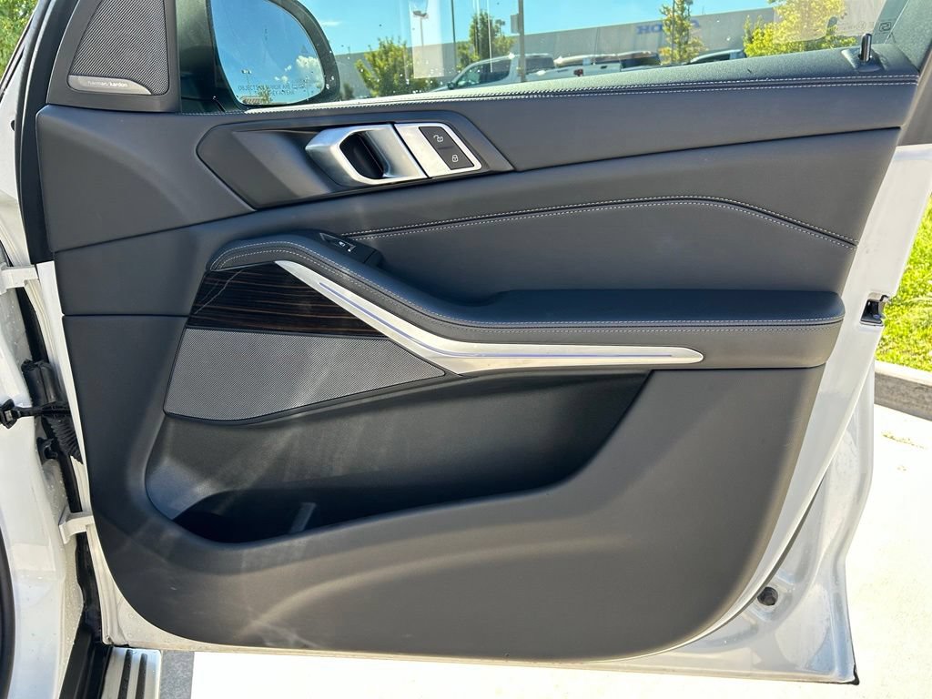 Used 2025 BMW X5 xDrive50e AWD/4WD image 31