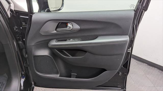 Used 2025 Chrysler Pacifica Select image 22