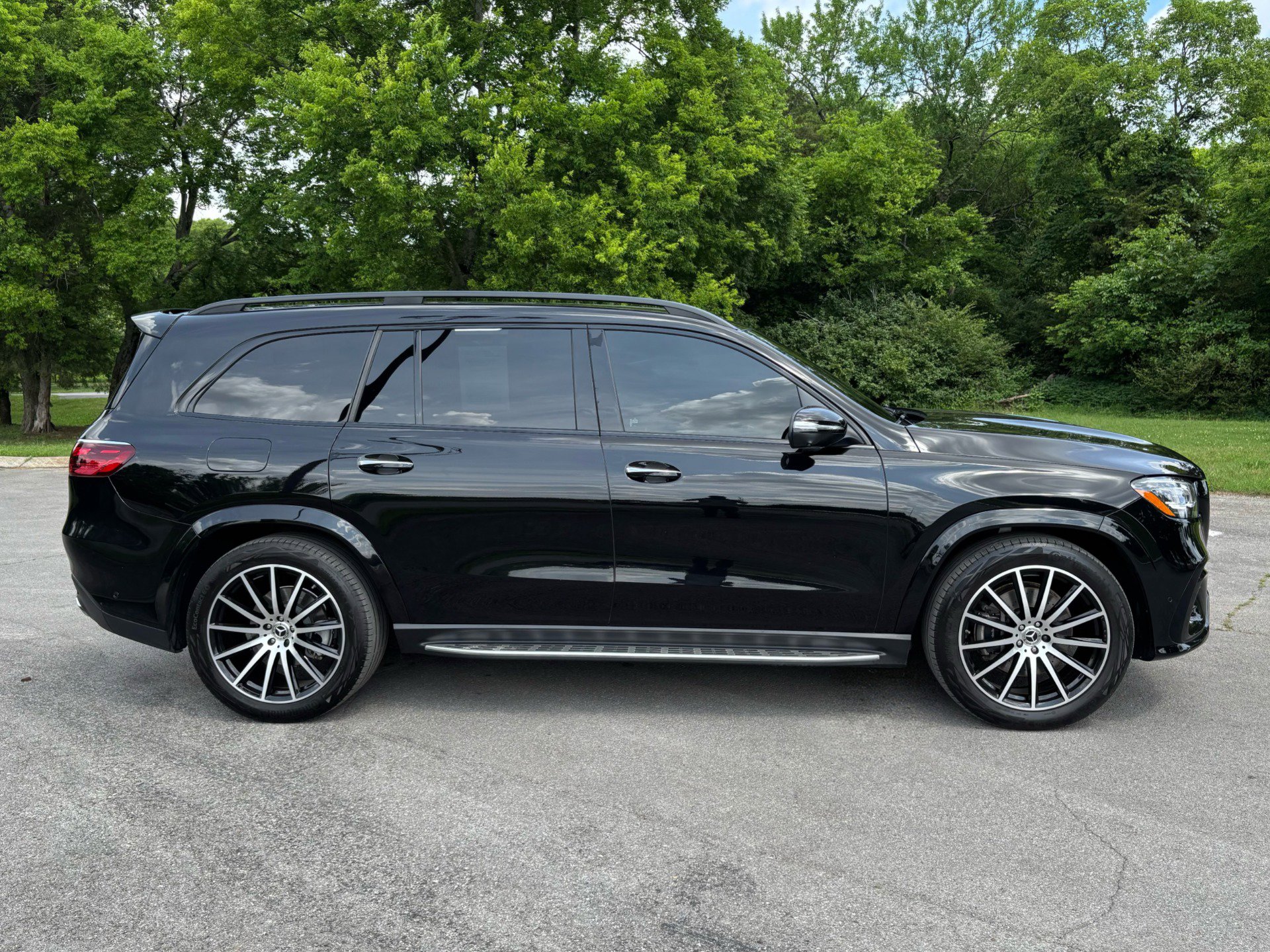 Used 2025 Mercedes-Benz GLS 450 4MATIC w/ AMG Line Exterior image 8