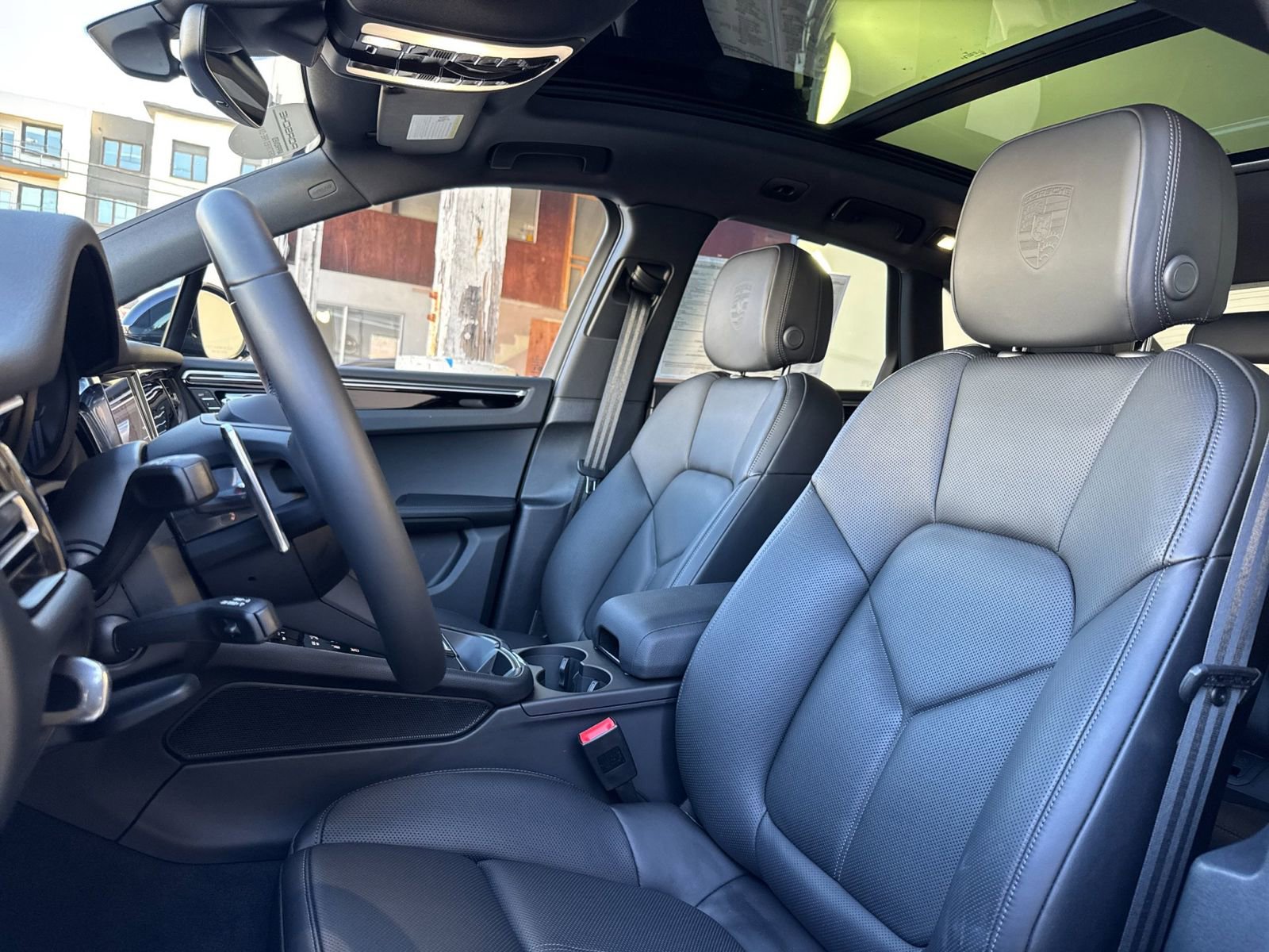 Certified 2025 Porsche Macan AWD/4WD image 5