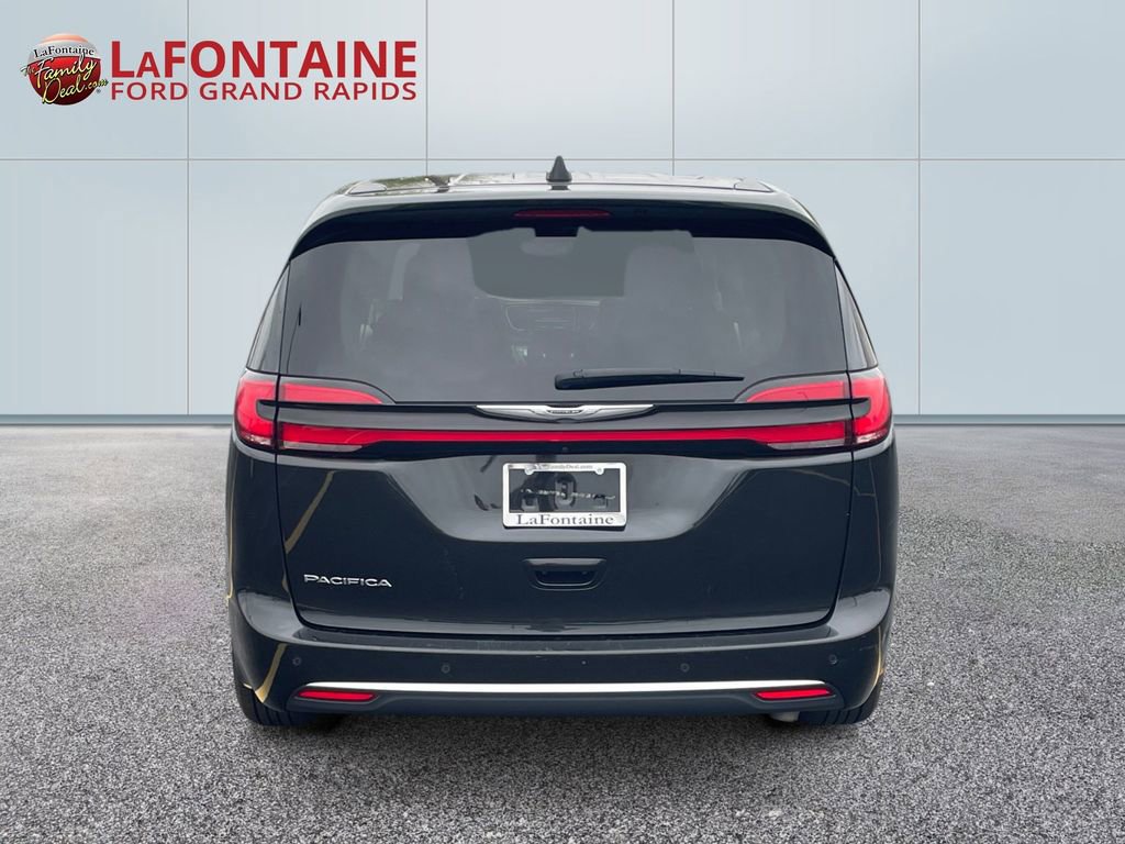 Used 2023 Chrysler Pacifica Touring-L FWD image 6