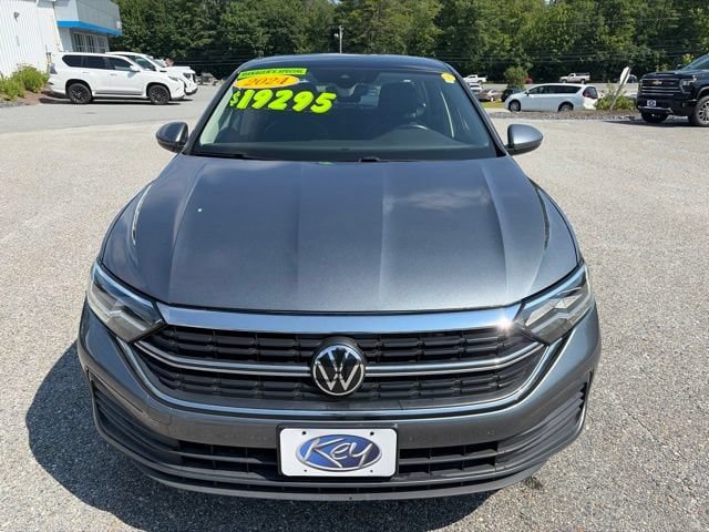 Used 2024 Volkswagen Jetta SE FWD image 2