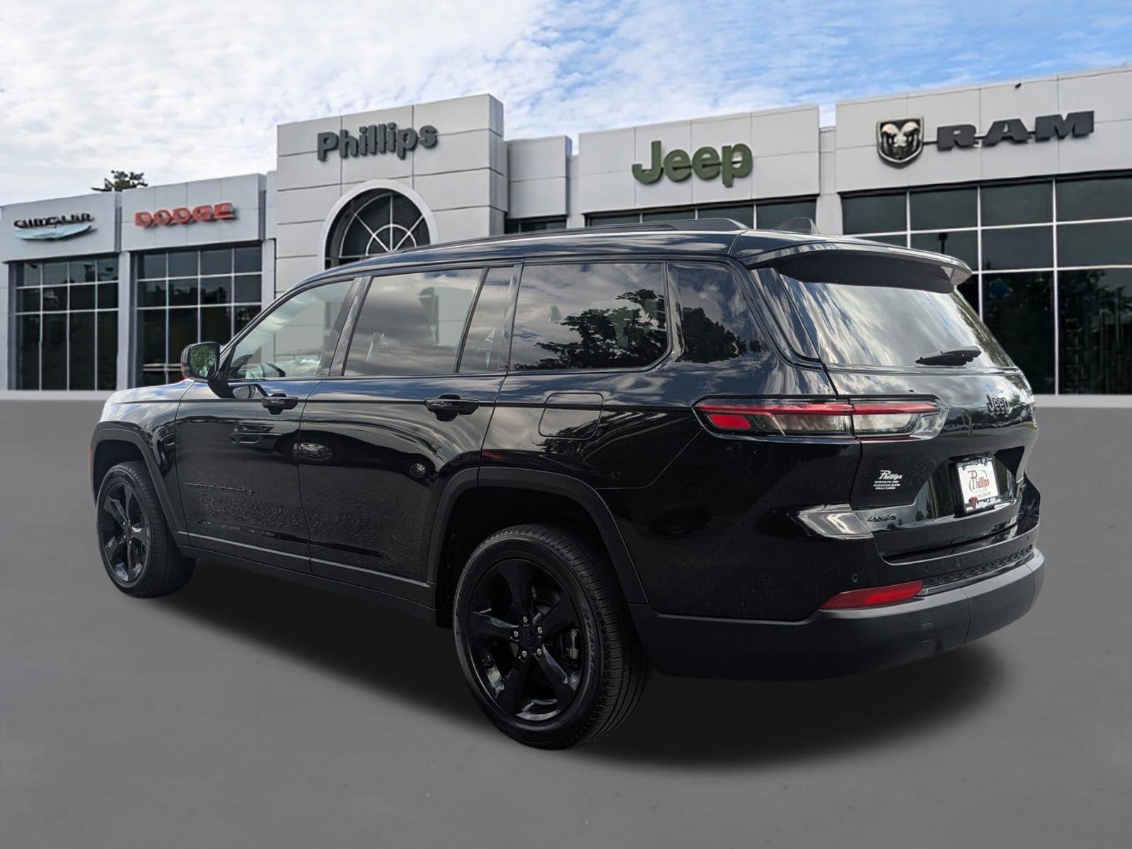 Used 2024 Jeep Grand Cherokee L Limited w/ Black Appearance Package AWD/4WD image 4
