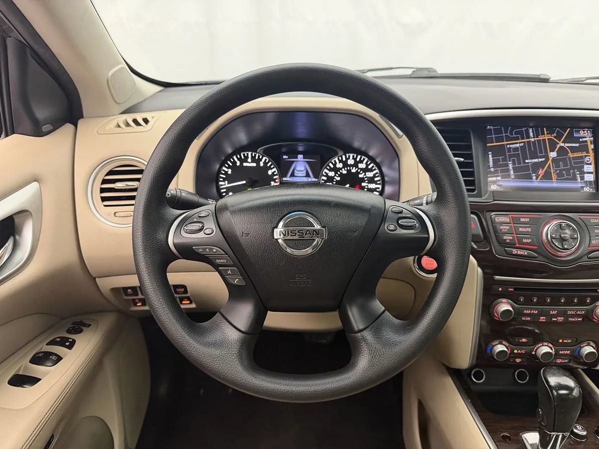 Used 2016 Nissan Pathfinder Platinum w/ Family Entertainment Package FWD image 11