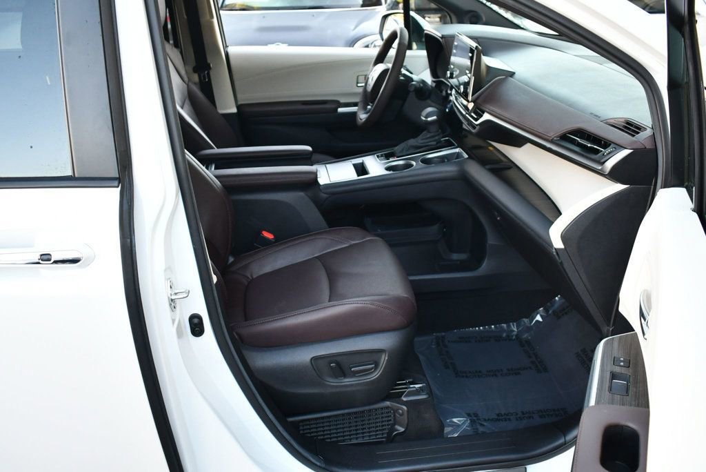Used 2024 Toyota Sienna Platinum image 24