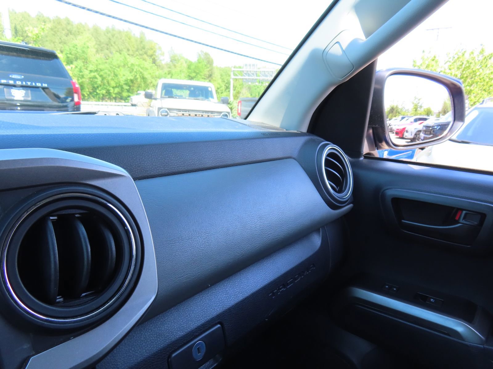 Used 2022 Toyota Tacoma SR5 AWD/4WD image 22