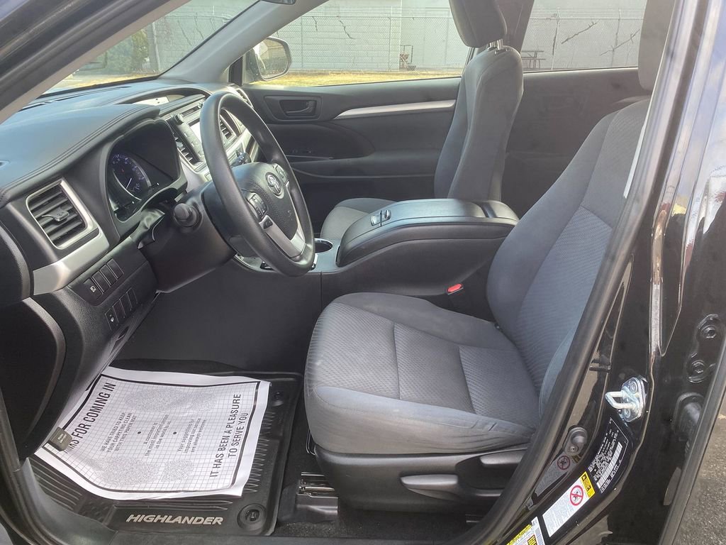 Used 2019 Toyota Highlander LE AWD/4WD image 12