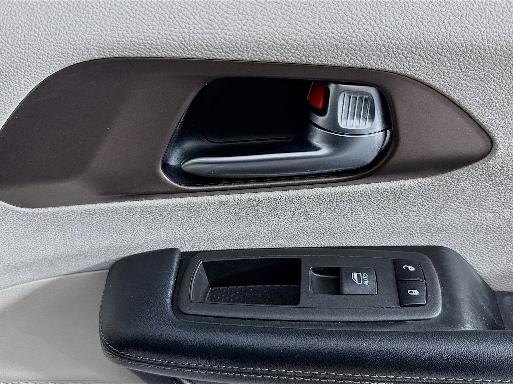 Used 2021 Chrysler Voyager Lxi image 30