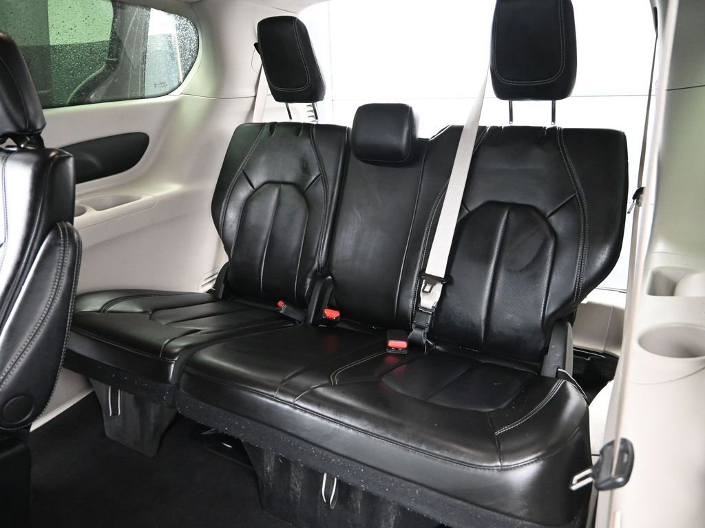 Used 2023 Chrysler Pacifica Touring-L image 13