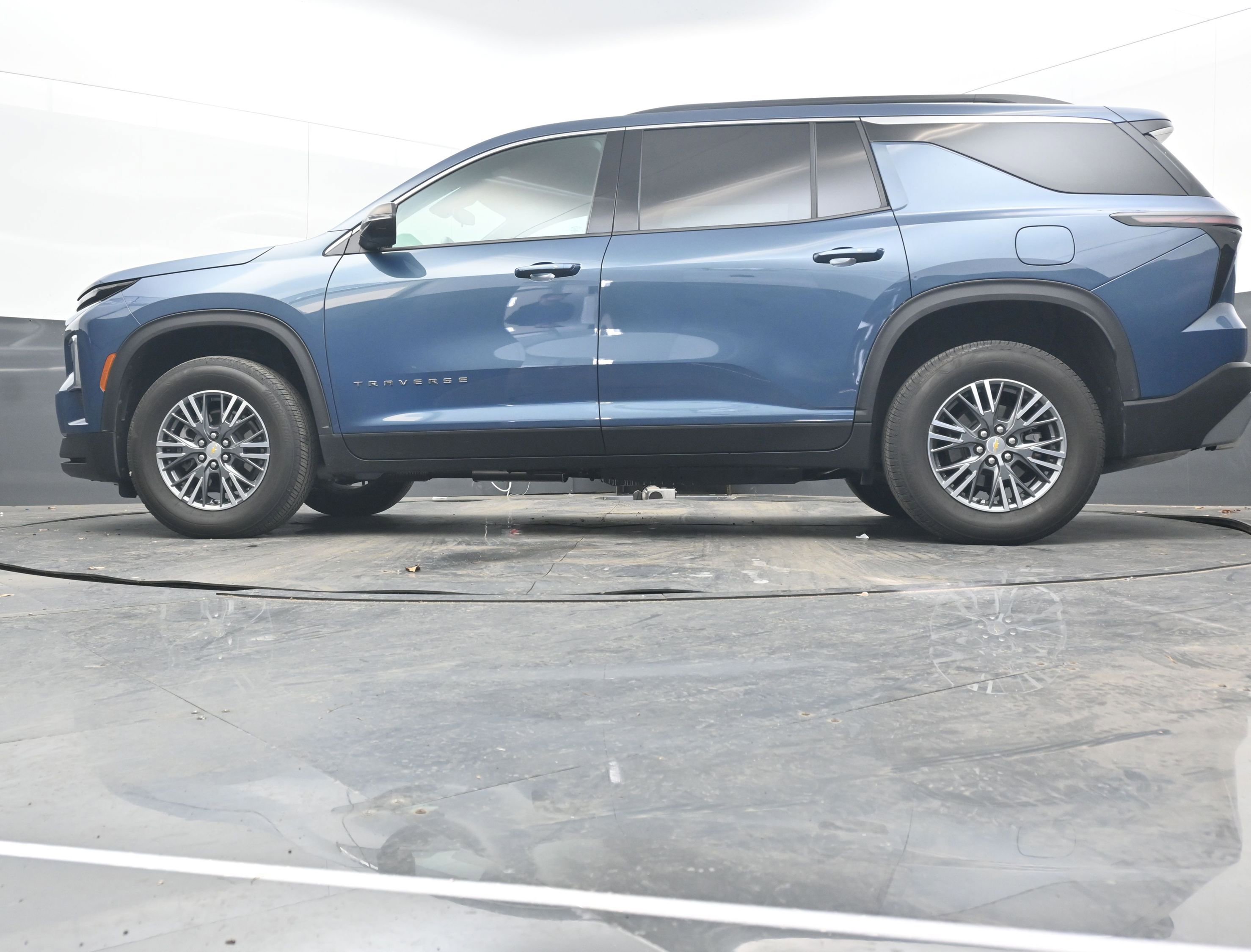 Used 2025 Chevrolet Traverse LT image 28