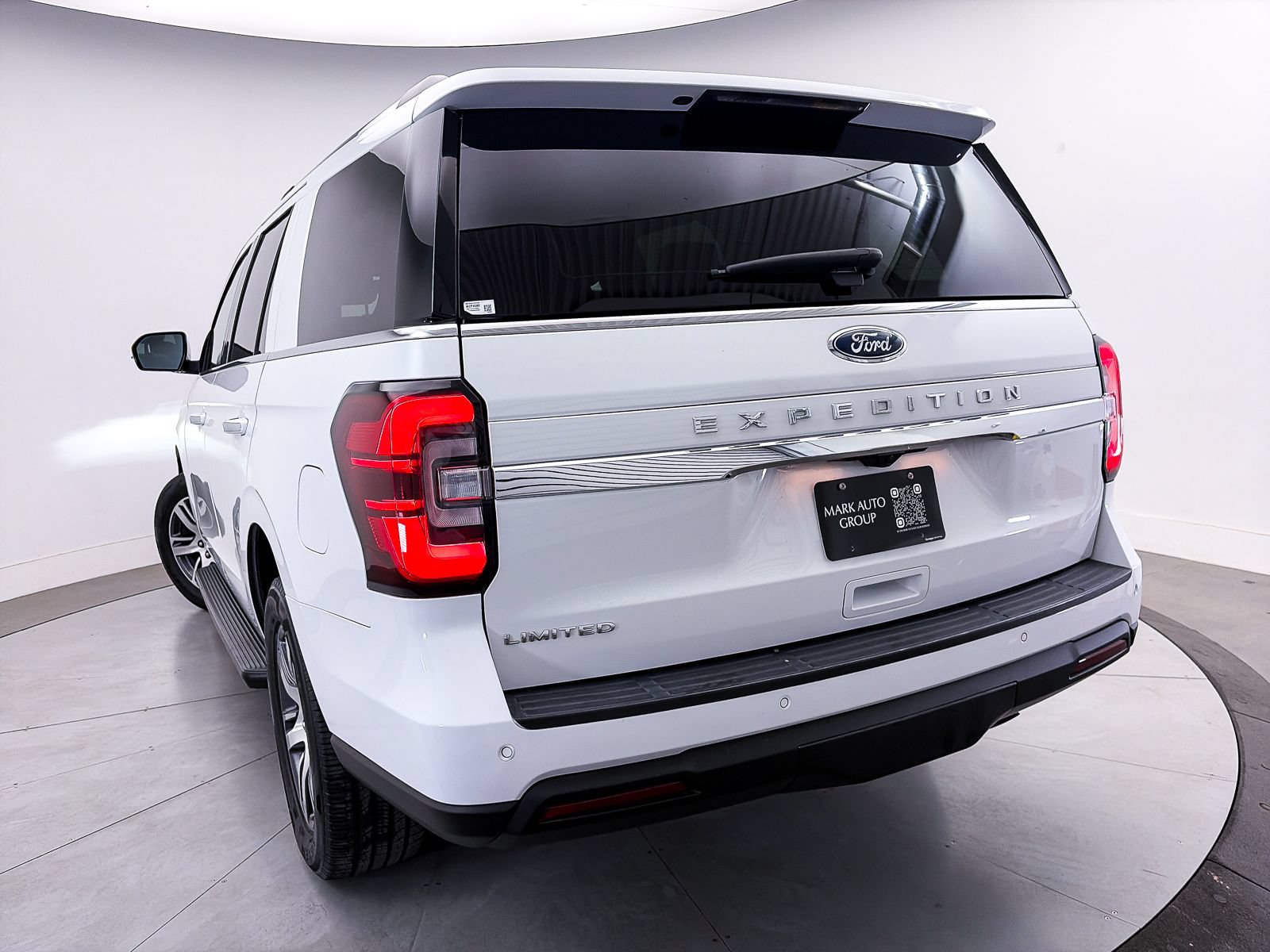 Used 2024 Ford Expedition Limited AWD/4WD image 4