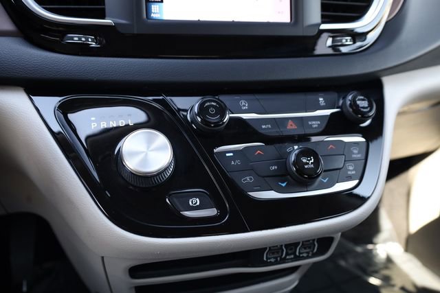 Used 2022 Chrysler Voyager LX image 23