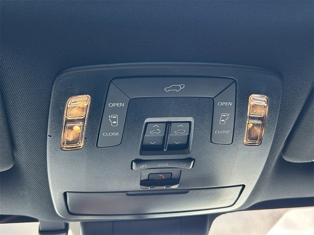 Used 2025 Toyota Sienna XSE image 31