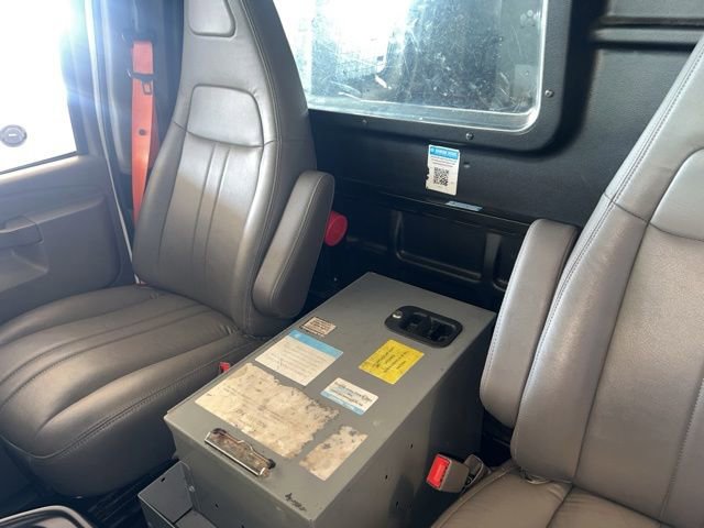 Used 2018 Chevrolet Express 2500 w/ Driver Convenience Package RWD image 17