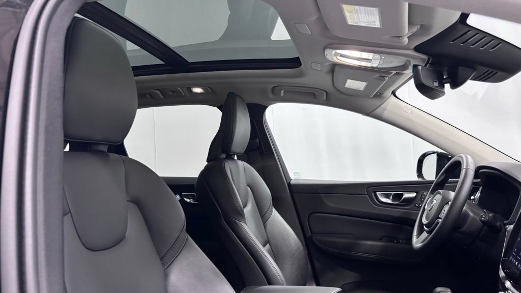 Certified 2025 Volvo XC60 B5 Core AWD/4WD image 19
