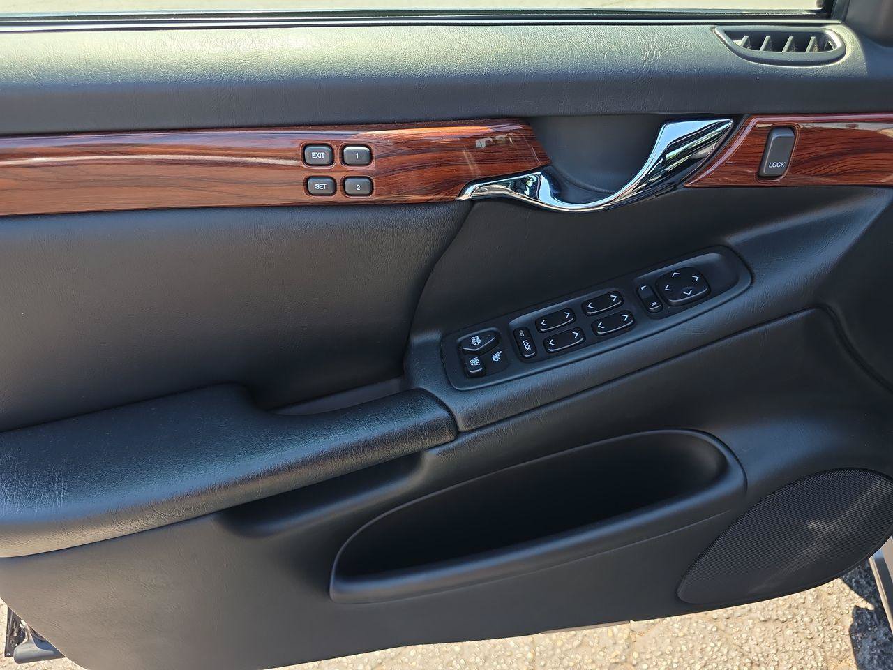 Used 2000 Cadillac De Ville w/ Comfort/Convenience Pkg FWD image 5