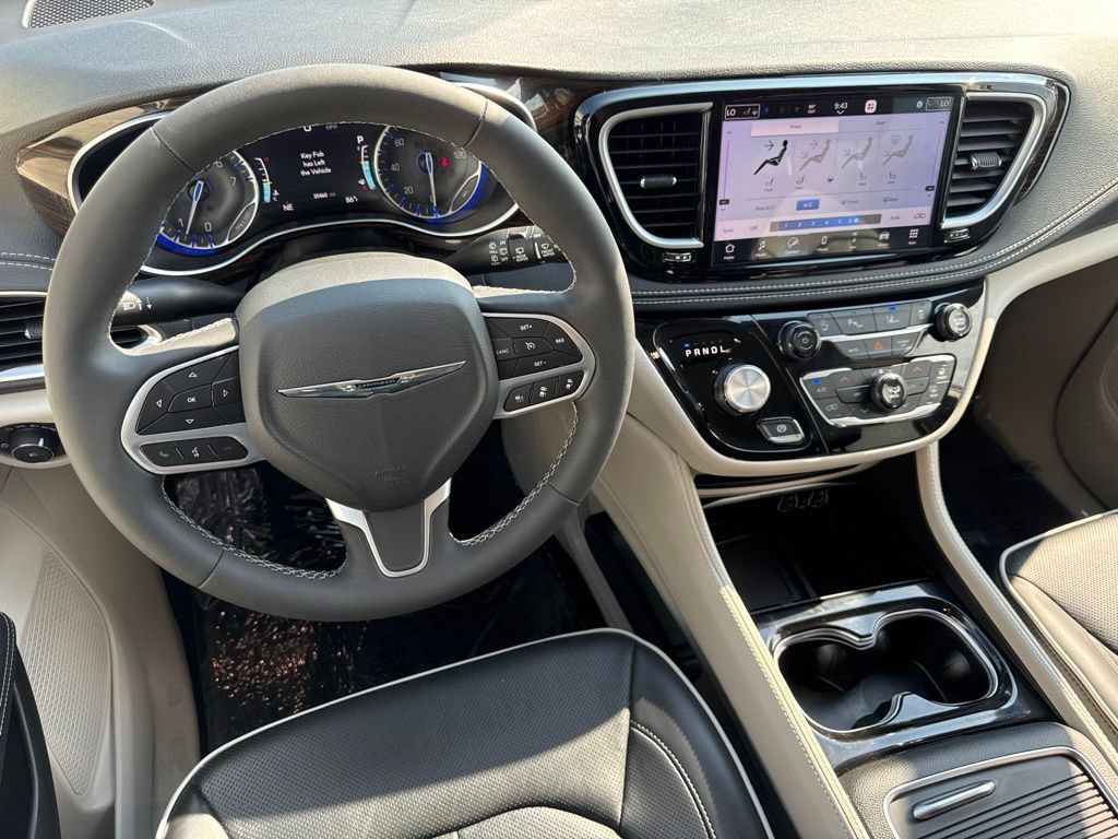 Used 2023 Chrysler Pacifica Limited AWD/4WD image 29