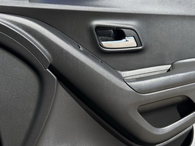 Used 2021 Chevrolet Trax LT w/ LT Convenience Package image 27
