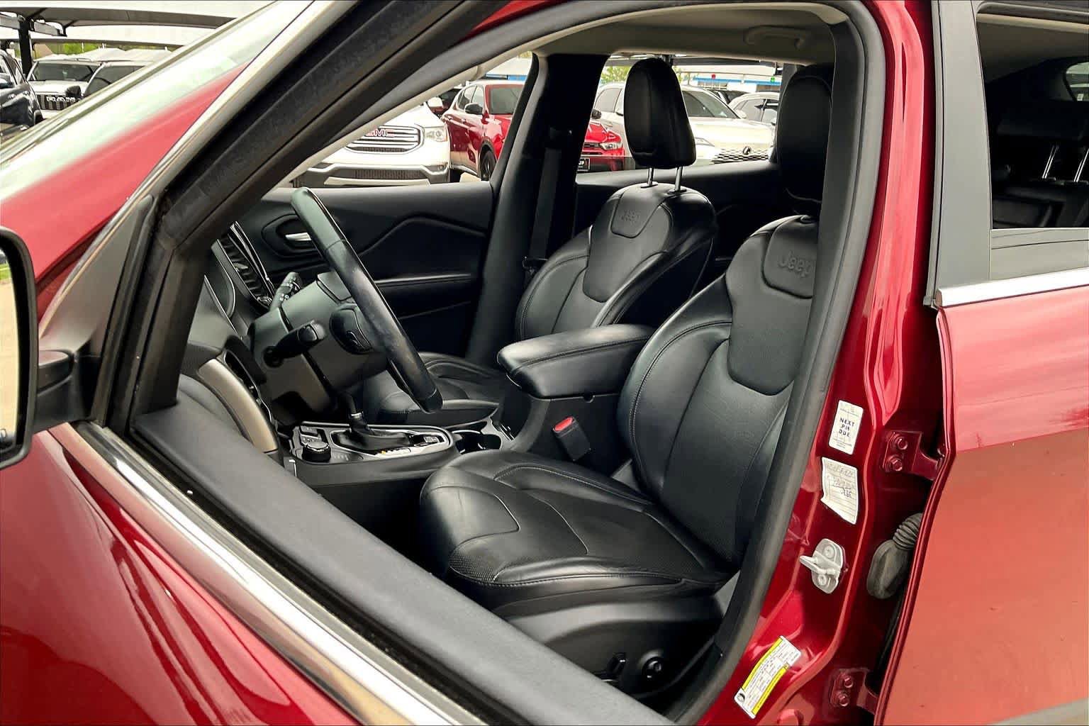 Used 2019 Jeep Cherokee Limited image 8