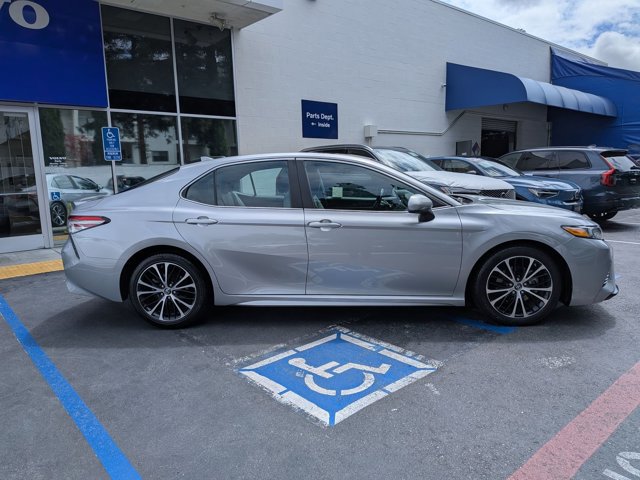 Used 2019 Toyota Camry SE FWD image 4