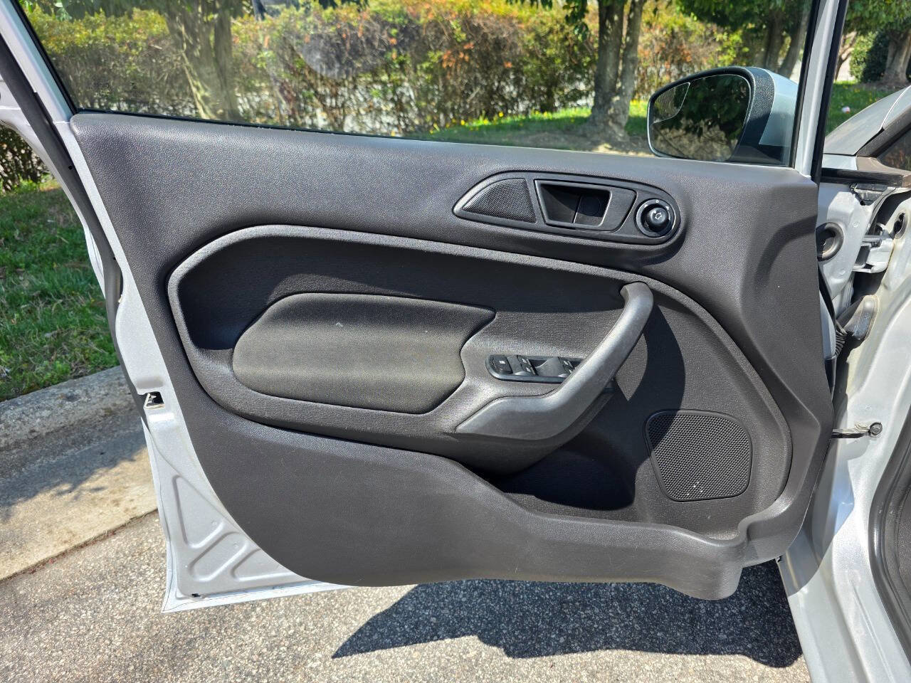 Used 2017 Ford Fiesta SE image 9