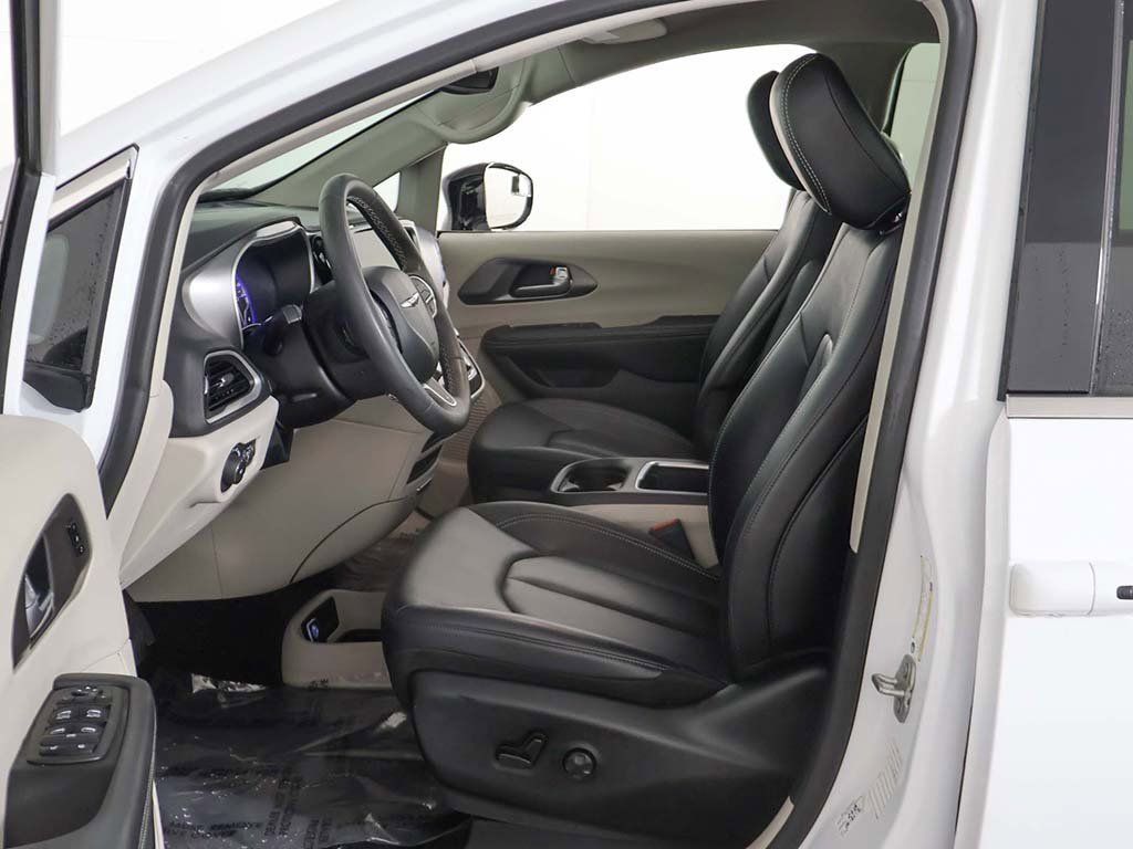 Used 2024 Chrysler Pacifica Touring-L image 22