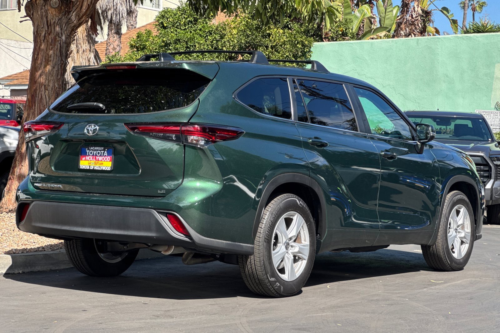 Used 2024 Toyota Highlander LE image 4