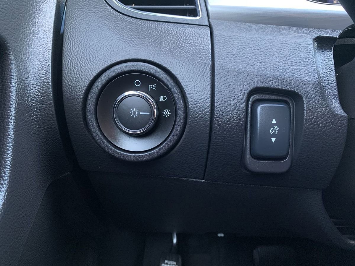 Used 2018 Ford Taurus SEL FWD image 16