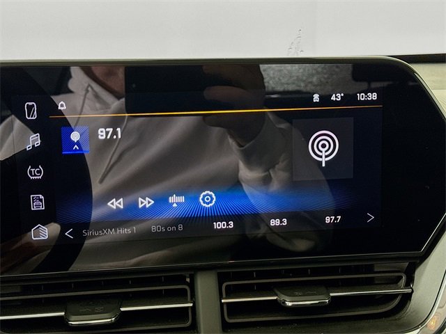 Used 2025 Chevrolet Trax LT w/ LT Convenience Package image 14