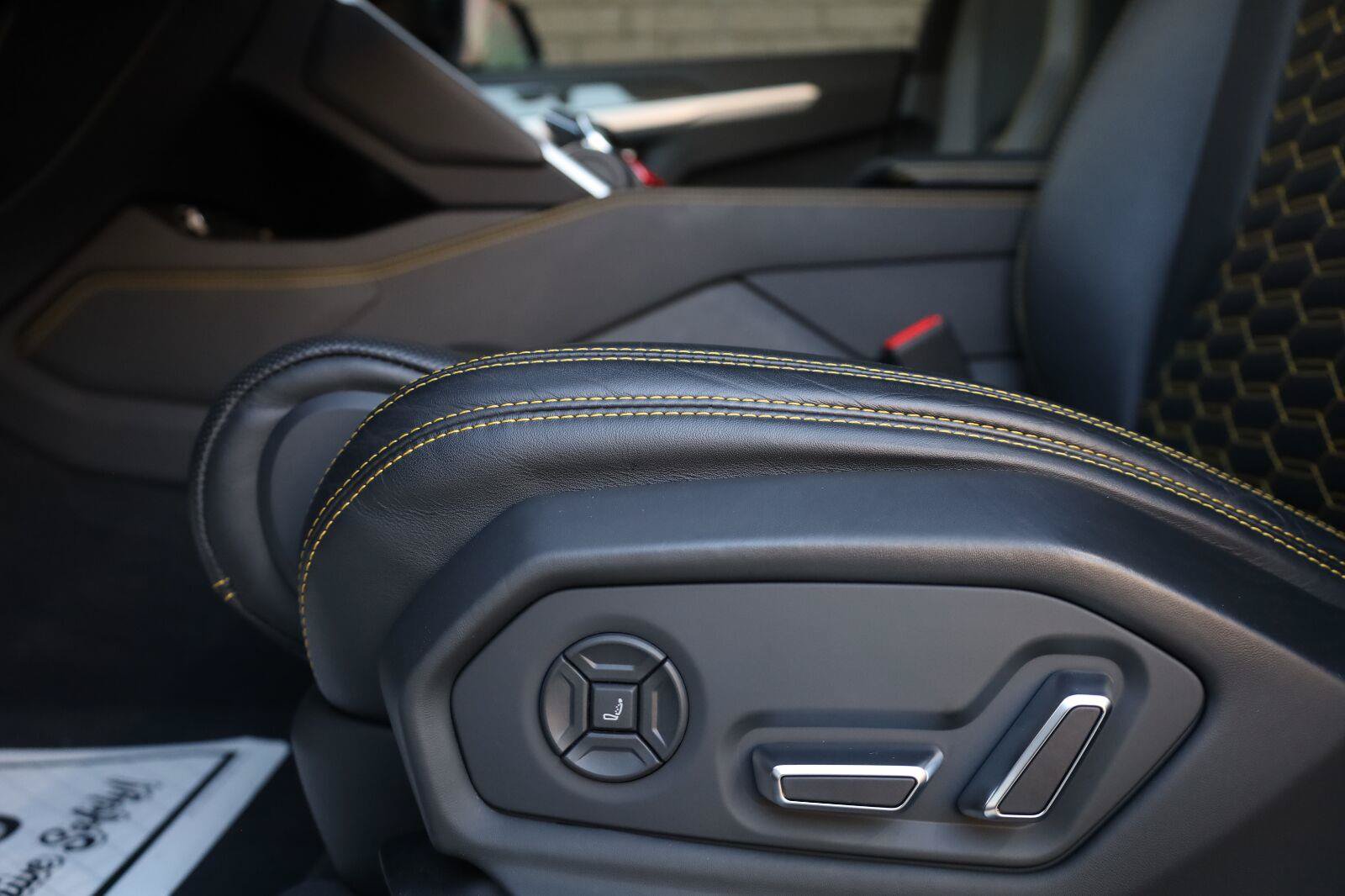 Used 2021 Lamborghini Urus AWD/4WD image 28