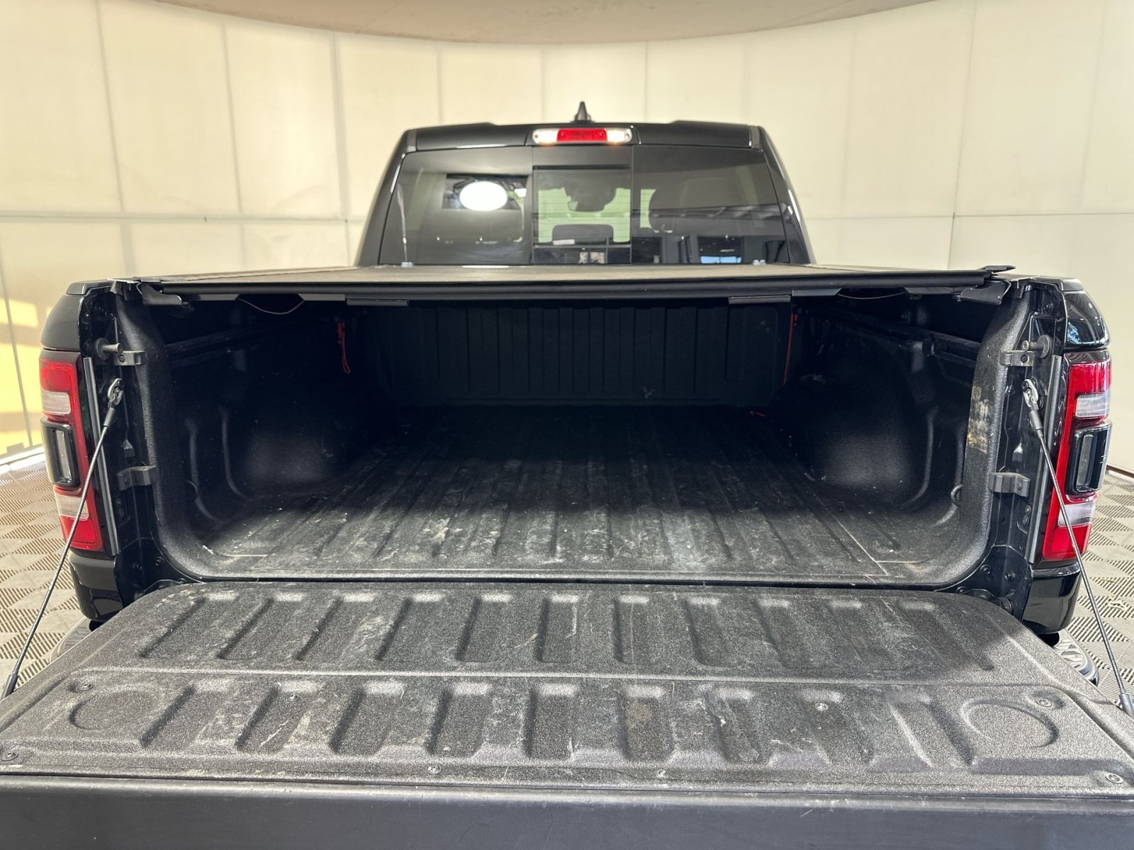 Used 2020 RAM 1500 Limited w/ Black Appearance Package AWD/4WD image 26